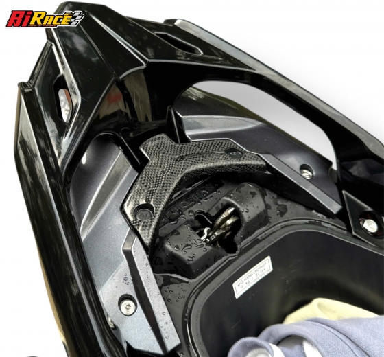 TẤM ỐP TAY DẮT CẢNG SAU AIRBLADE 2020/2024, (2VAL) - ỐP CARBON FIBER